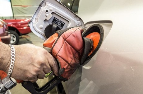Mais leve no bolso do brasileiro, gasolina é mais vantajosa que etanol em todo o País